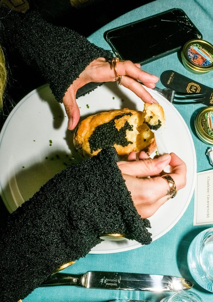 Die Kunst des Kaviarlöffels: Warum Perlmutt unverzichtbar ist