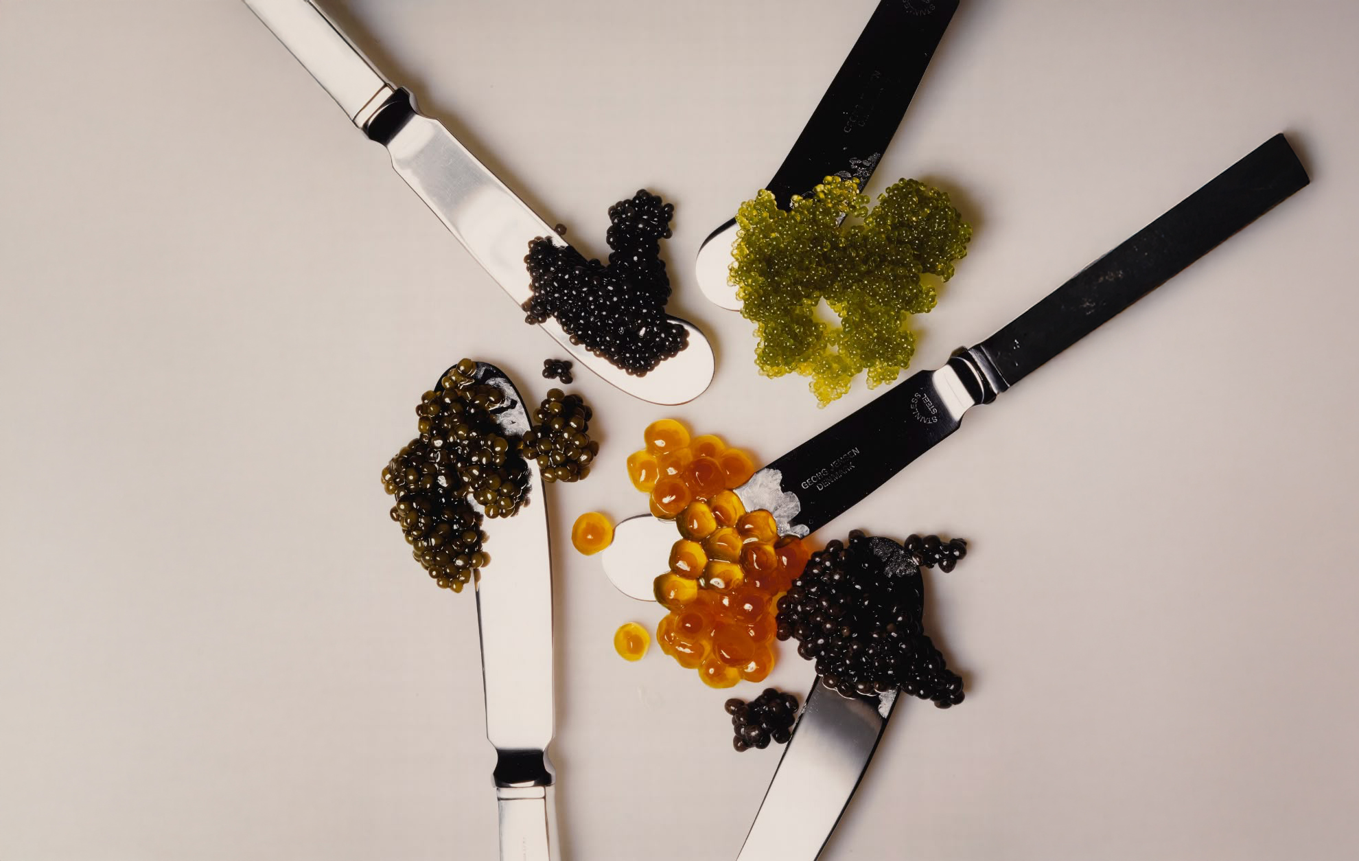 Ein luxuriös gedeckter Tisch mit Monsieur Nia-Kaviar, geteilt von zwei Personen.